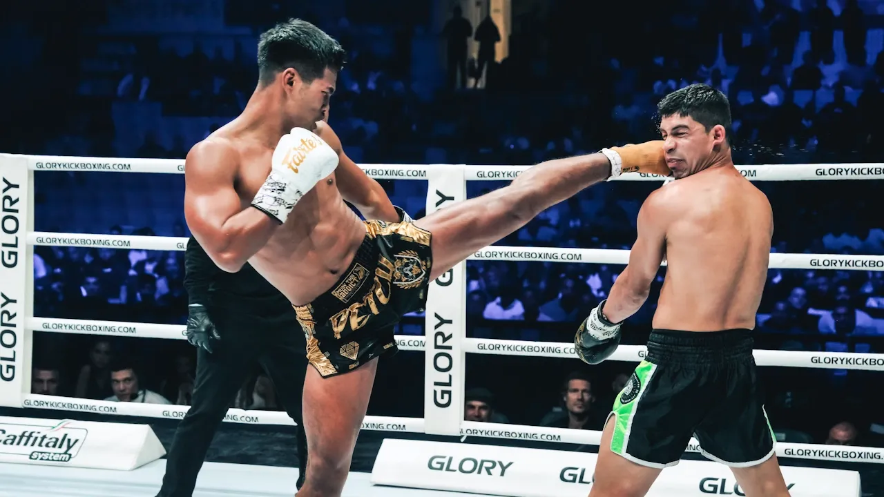 Petchpanomrung lands a high kick against David Mejia at GLORY 89 in Bulgaria.