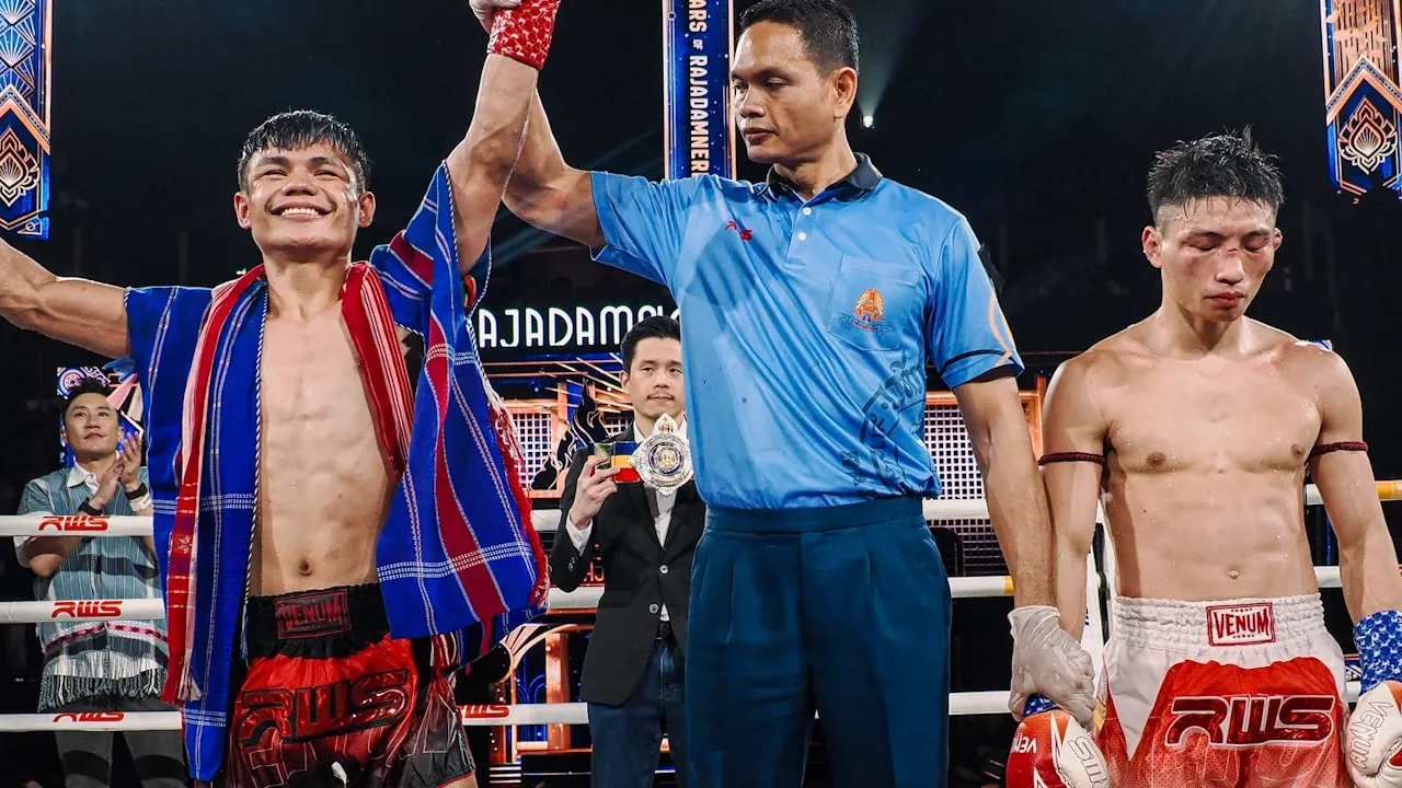 Jaroensook victorious. 