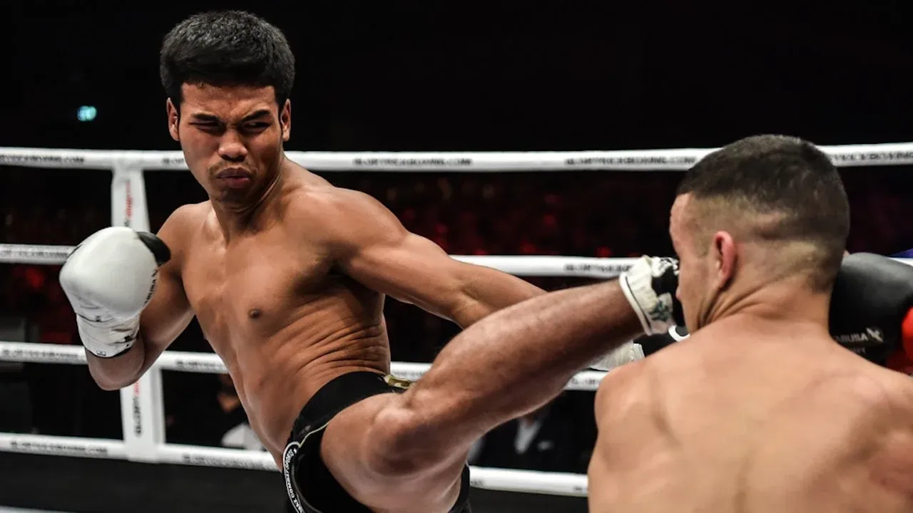 Petchpanomrung lands a high kick.